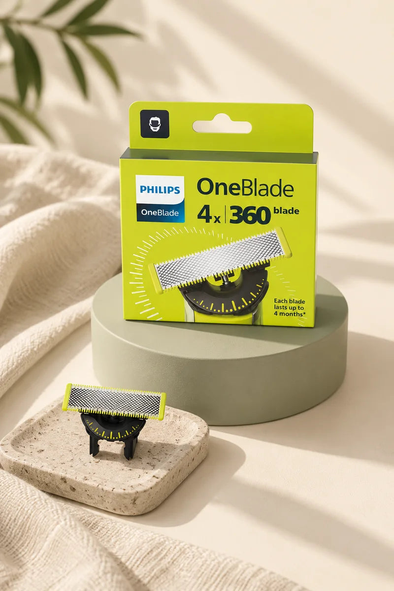 Philips OneBlade 360 Ersatzklingen auf einem salbeifarbenen Podest